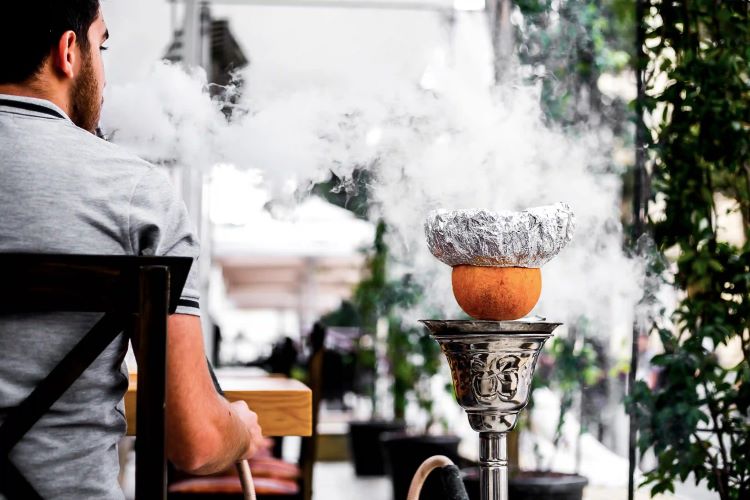 1-smokes-shisha-67bd1fa8ea14a.jpg