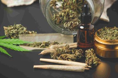 marijuana-buds-with-marijuana-joints-cannabis-oil
