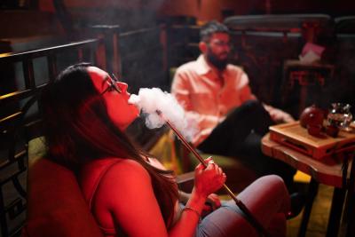 man-woman-relaxing-by-vaping-from-hookah-bar